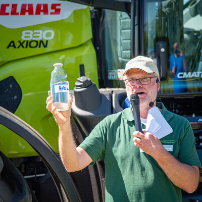 Martin Vaupel, Schlepper- und Transporttechnik-Experte der LWK, moderiert während des Praxistags Alternative Antriebsenergien für Landmaschinen am 01.07.2025 im LBZ Echem.