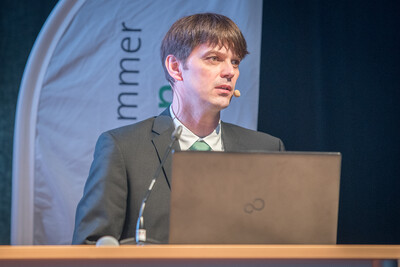 Dr. Heiko Janssen, im LWK-Gesch&auml;ftsbereich Landwirtschaft Leiter des Sachgebiets Tierhaltung, als Referent beim 1. Fachforum Schwein und Gefl&uuml;gelmast in den Emslandhallen in Lingen (07. und 08.06.2023).