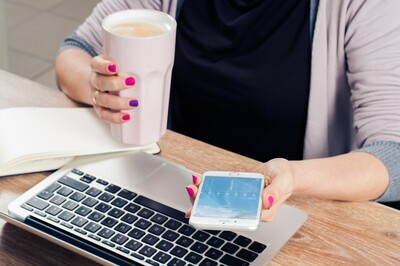 Mobiles B&uuml;ro - Laptop und Smartphone