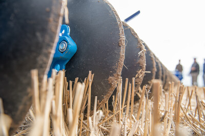 Wassersparend, bodenschonend, wirtschaftlich: Maschinenvorf&uuml;hrung zur ultraflachen Bodenbearbeitung mit mehr als 40 Ger&auml;ten in Sehnde (Region Hannover).