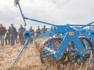Wassersparend, bodenschonend, wirtschaftlich: Maschinenvorf&uuml;hrung zur ultraflachen Bodenbearbeitung mit mehr als 40 Ger&auml;ten in Sehnde (Region Hannover).