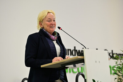 Carola Persiel, im Agrarministerium Leiterin des Referates f&uuml;r Ern&auml;hrung, Ern&auml;hrungsnotfallvorsorge und Hauswirtschaft, w&auml;hrend der &Uuml;bergabe Meisterbriefe Hauswirtschaft 2025 in Hannover