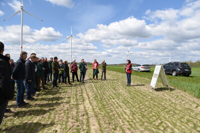 Dr. Dagmar Matuschek (rechts), bei der Landwirtschaftskammer Niedersachsen stellvertretende Leiterin des Fachbereichs Versuchswesen Pflanze, erl&auml;uterte den Anwesenden Aufbau und Umsetzung des Feldversuchs.