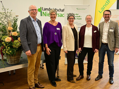 Fachtagung Frauen in der Landwirtschaft - Mut tut gut (v.l.): Kammerpr&auml;sident Gerhard Schwetje, die LandFrauen-Pr&auml;sidentinnen Elisabeth Brunkhorst (Hannover) und Ina Janhsen (Weser-Ems), Organisatorin Frauke Schwiderrek, Kommunikationsexperte Jakob Lipp.