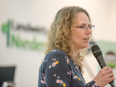 LWK-Projektkoordinatorin Katja Arndt während der Abschlussveranstaltung für das Projekt 'TerZ - Einsatz torfreduzierter Substrate im Zierpflanzenbau' am 23.03.2023 in Hannover-Ahlem.