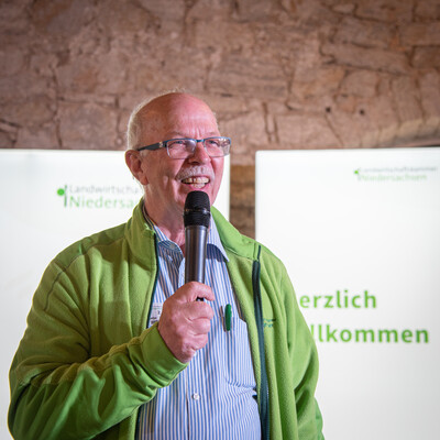 Kammerpr&auml;sident Gerhard Schwetje beim Fach-Event &bdquo;Zwischen Acker und App &ndash; Digitalisierung Ihres Pflanzenbaus&ldquo; auf der Dom&auml;ne Schickelsheim (K&ouml;nigslutter/Kreis Helmstedt).