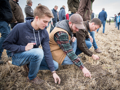 Wassersparend, bodenschonend, wirtschaftlich: Maschinenvorf&uuml;hrung zur ultraflachen Bodenbearbeitung mit mehr als 40 Ger&auml;ten in Sehnde (Region Hannover).