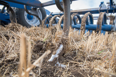 Wassersparend, bodenschonend, wirtschaftlich: Maschinenvorf&uuml;hrung zur ultraflachen Bodenbearbeitung mit mehr als 40 Ger&auml;ten in Sehnde (Region Hannover).