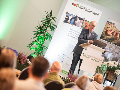 Hermann Kramer, Veterin&auml;ramt Nordhorn, sprach &uuml;ber einen Gefl&uuml;gelpestausbruch, bei dem eine Teilkeulung angeordnet wurde