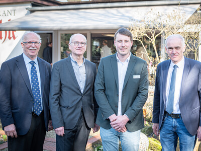 Wechsel an der Spitze der Bezirksstelle Osnabr&uuml;ck (v.l.): Kammerpr&auml;sident Gerhard Schwetje, der scheidende Bezirksstellenleiter Ludger Bernhold, Nachfolger Hannes Beune, Kreislandwirt Johannes Sch&uuml;rbrock, Kammerdirektor Dr. Bernd v. Garmissen.