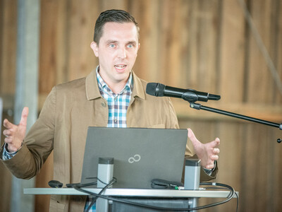 Dr.-Ing. Johannes Hipp, Landtechnikexperte beim Maschinenbau-Branchenverband VDMA, während des Praxistags Alternative Antriebsenergien für Landmaschinen am 01.07.2025 im LBZ Echem.