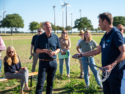 Dr. Knut Meyer (LBEG) informierte &uuml;ber Bodenbeschaffenheit und Funktionsweise des Sickerwasserversuchs