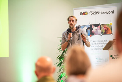 Landwirt J&ouml;rn Andresen sprach &uuml;ber seine Erfahrungen als sein Betrieb von der Avi&auml;ren Influenza betroffen war