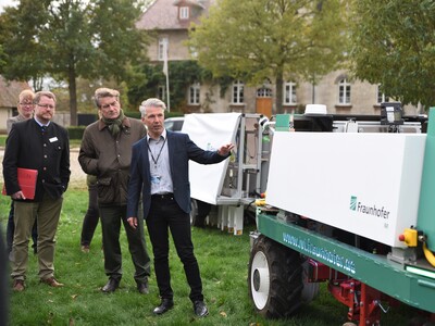 Zu sehen waren im Rahmen eines Rundgangs auch Entwicklungen der beteiligten Fraunhofer-Institute, zum Beispiel der autonome Feldroboter des Fraunhofer IKTS.