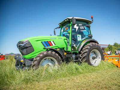 Elektrotraktor des chinesischen Herstellers Xeevo beim Praxistag Alternative Antriebsenergien für Landmaschinen am 01.07.2025 im LBZ Echem.