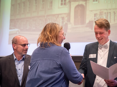 Ulrich L&ouml;hr (l.), Vorsitzender des Ausschusses Arbeitnehmerberatung und Weiterbildung, sowie Kammer-Vizepr&auml;sidentin Dagmar Heyens (M.) gratulieren Niko Schlump zur Auszeichnung Arbeitnehmer des Jahres 2025.