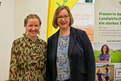 Frauke Patzke (r.), Staatssekretärin im niedersächsischen Agrarministerium, und Tanja Mogwitz (Initiative „Jung & Landwirtin“) auf der Fachtagung Frauen in der Landwirtschaft - Mut tut gut!