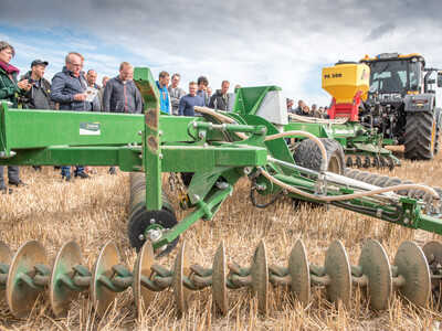 Wassersparend, bodenschonend, wirtschaftlich: Maschinenvorführung zur ultraflachen Bodenbearbeitung mit mehr als 40 Geräten in Sehnde (Region Hannover).