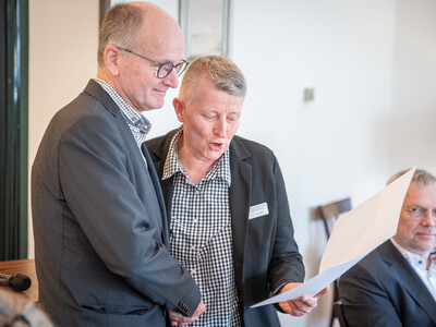 Personalratsvorsitzende Marlies Logemann (M.) w&auml;hrend der Verabschiedung des Osnabr&uuml;cker Bezirksstellenleiters Ludger Bernhold am 27.02.2026 in Bohmte.