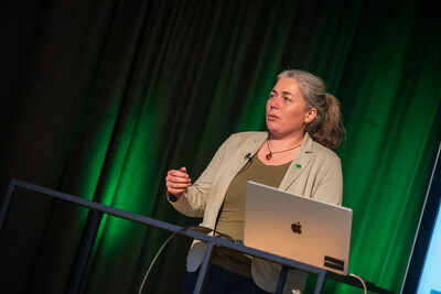 Nadja Poppen (Bioland), selbst Landwirtin, sprach über die Umstellung auf ökologische Produktionsweisen. - © Christopher Hanraets Nadja Poppen (Bioland), selbst Landwirtin, sprach über die Umstellung auf ökologische Produktionsweisen.