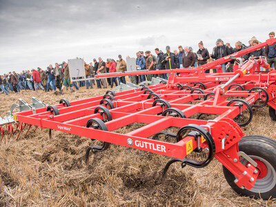 Wassersparend, bodenschonend, wirtschaftlich: Maschinenvorf&uuml;hrung zur ultraflachen Bodenbearbeitung mit mehr als 40 Ger&auml;ten in Sehnde (Region Hannover).