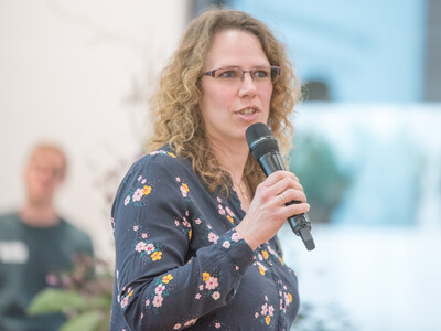 LWK-Projektkoordinatorin Katja Arndt während der Abschlussveranstaltung für das Projekt 'TerZ - Einsatz torfreduzierter Substrate im Zierpflanzenbau' am 23.03.2023 in Hannover-Ahlem.