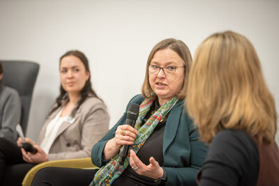 &bdquo;Die heute ausgezeichneten jungen Frauen und M&auml;nner sind starke Botschafterinnen und Botschafter der gr&uuml;nen Berufe&ldquo;, betonte Agrar-Staatssekret&auml;rin Frauke Patzke (M.) w&auml;hrend des Festakts in Hannover.