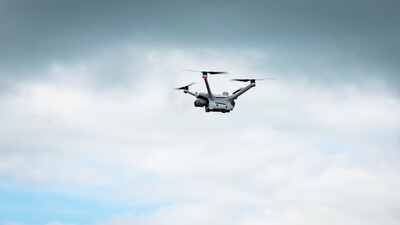 Aus Dock gestartete Drohne (Kopterzentrale) beim Fach-Event &bdquo;Zwischen Acker und App &ndash; Digitalisierung Ihres Pflanzenbaus&ldquo; auf der Dom&auml;ne Schickelsheim (K&ouml;nigslutter/Kreis Helmstedt).