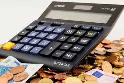 Finanzen - © Bruno/Germany / pixabay.com Taschenrechner auf einem Haufen aus Euro-Münzen und -Scheinen.