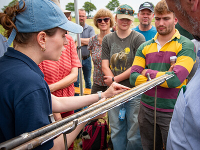 Simone Merl (l.) vom Landesamt f&uuml;r Bergbau, Geologie und Energie erl&auml;uterte den Besucher/-innen die Zusammensetzung zweier Bodenproben sowie Ergebnisse von Sickerwasseruntersuchungen.