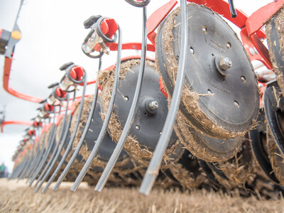 Wassersparend, bodenschonend, wirtschaftlich: Maschinenvorf&uuml;hrung zur ultraflachen Bodenbearbeitung mit mehr als 40 Ger&auml;ten in Sehnde (Region Hannover).
