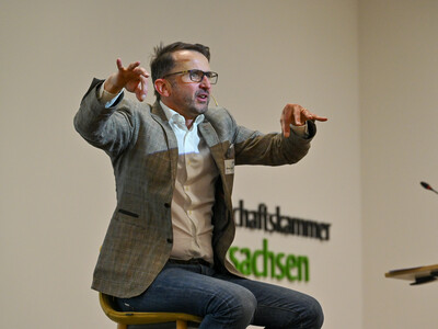 Jakob Lipp, Mentalist und Kommunikationsexperte mit landwirtschaftlichem Hintergrund, sprach die Tagungsteilnehmerinnen direkt an, stellte Fragen, die zum Nachdenken anregten.