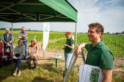 Volker Gra&szlig; (r., Fachbereich &Ouml;kologischer Landbau) und Dorothea Flassig (2.v.r., D&uuml;ngebeh&ouml;rde) beim Feldtag zum Thema Landwirtschaft und Wasserschutz am 17.06.2026 in Schw&uuml;blingsen (Uetze/Region Hannover).