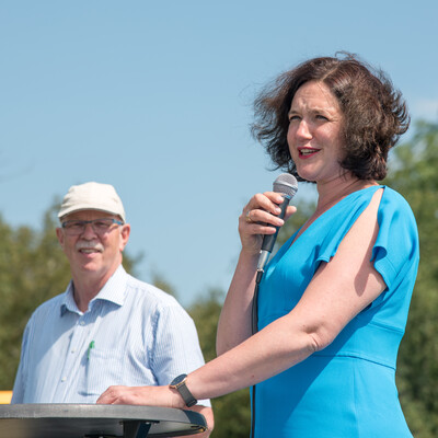 Kammerpräsident Gerhard Schwetje (l.) und Umweltsenatorin Kathrin Moosdorf beim Grünlandfeldtag der Landwirtschaftskammer Niedersachsen und der Senatorin für Umwelt, Klima und Wissenschaft am 06.08.2024 im Bremer Blockland.
