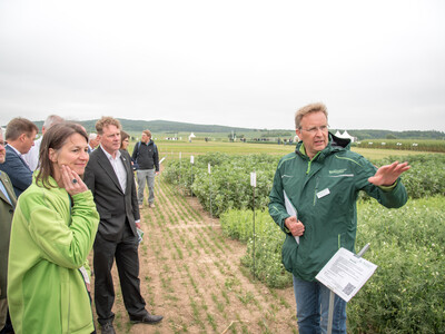 Bei einem Rundgang über das 28 Hektar große Versuchsgelände der Landwirtschaftskammer informierte sich Niedersachsens Agrarministerin Miriam Staudte (links, vorne) über aktuelle Fragestellungen des Pflanzenbaus und des Pflanzenschutzes.