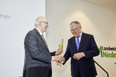 Kammerpr&auml;sident Gerhard Schwetje (l.) &uuml;berreicht Ministerpr&auml;sident Stephan Weil w&auml;hrend des Festakts zum 125-j&auml;hrigen Bestehen der Landwirtschaftskammer Niedersachsen am 21.05.2024 in Hannover-Ahlem eine Flasche selbst hergestellten Eierlik&ouml;r.