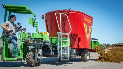 E-Futtermischwagen beim Praxistag Alternative Antriebsenergien für Landmaschinen am 01.07.2025 im LBZ Echem.