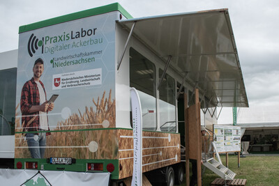 Der Seminar- und Ausstellungstruck des PraxisLabors Digitaler Ackerbau auf der LandTageNord