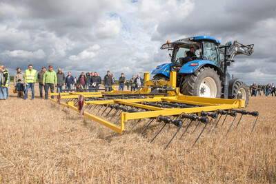Wassersparend, bodenschonend, wirtschaftlich: Maschinenvorf&uuml;hrung zur ultraflachen Bodenbearbeitung mit mehr als 40 Ger&auml;ten in Sehnde (Region Hannover).