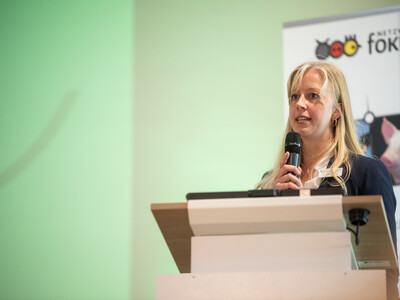 Neele Dirksen f&uuml;hrte durch den ersten Vortragsblock des Fachgespr&auml;chs Legehenne am 16.09.2026