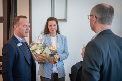 Nils-Joachim Meinheit (Nienburg, l.) und Friederike Gerken-Wiegmann (Oldenburg-S&uuml;d, M.) w&auml;hrend der Verabschiedung des Osnabr&uuml;cker Bezirksstellenleiters Ludger Bernhold am 27.02.2026 in Bohmte.