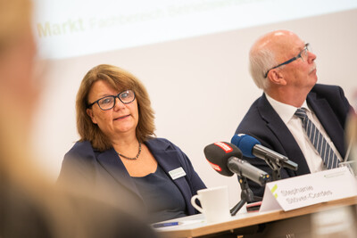 LWK-Marktexpertin Stephanie St&ouml;ver-Cordes (l.) und Kammerpr&auml;sident Gerhard Schwetje w&auml;hrend der Ernte-Pressekonferenz am 03.09.2026 in Hannover-Ahlem.