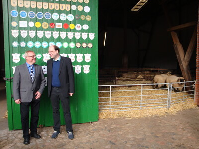 Minister Meyer war beeindruckt von den zahlreichen Plaketten an der Stallt&uuml;r