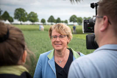 Rundgang von Landwirtschaftsministerin Barbara Otte-Kinast über das Gelände des Feldtags in Poppenburg