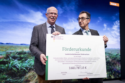 Bundesminister Cem Özdemir überreicht Kammerpräsident Gerhard Schwetje den Förderbescheid im Rahmen der Grünen Woche in Berlin