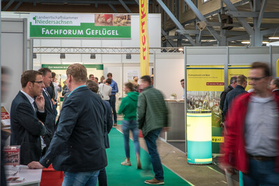 Neben dem Vortragsprogramm konnte sich das Fachpublikum bei einem Rundgang &uuml;ber eine Messe mit rund 60 Ausstellern aus dem In- und Ausland &uuml;ber modernste Produkte und Dienstleistungen f&uuml;r die Gefl&uuml;gelwirtschaft informieren.