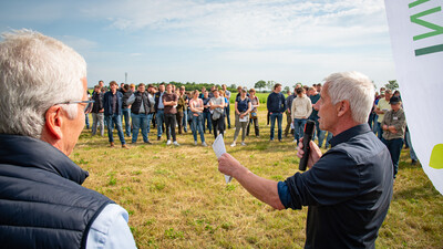 Henrich Meyer zu Vilsendorf (r.), Referatsleiter im Agrarministerium, spricht zu Beginn des Feldtags zum Thema Landwirtschaft und Wasserschutz am 17.06.2026 in Schw&uuml;blingsen (Uetze/Region Hannover).