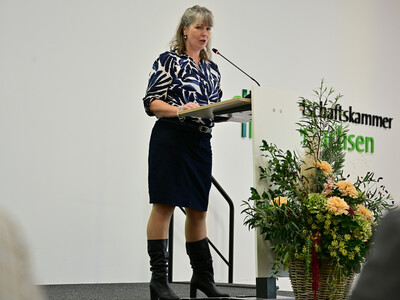 LWK-Beraterin Tomma Dier&szlig;en w&auml;hrend der &Uuml;bergabe der  Meisterbriefe Hauswirtschaft 2025 in Hannover