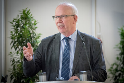 Gefl&uuml;gel n&auml;hrstoffreduziert f&uuml;ttern, um einerseits Umweltauflagen zu erf&uuml;llen, ohne andererseits biologische Leistungen des Gefl&uuml;gels negativ zu beeinflussen: Kammerpr&auml;sident Gerhard Schwetje beschrieb die aktuellen Herausforderungen f&uuml;r Gefl&uuml;gelhalter.