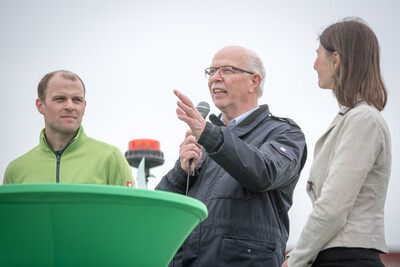 Feldtage auf der Versuchsstation Poppenburg der Landwirtschaftskammer Niedersachsen: Kammerpr&auml;sident Gerhard Schwetje (M.) am Donnerstag (1. Juni) mit Agrarministerin Miriam Staudte (r.) und Feldtage-Organisator Dr. Jan Oehlschl&auml;ger.